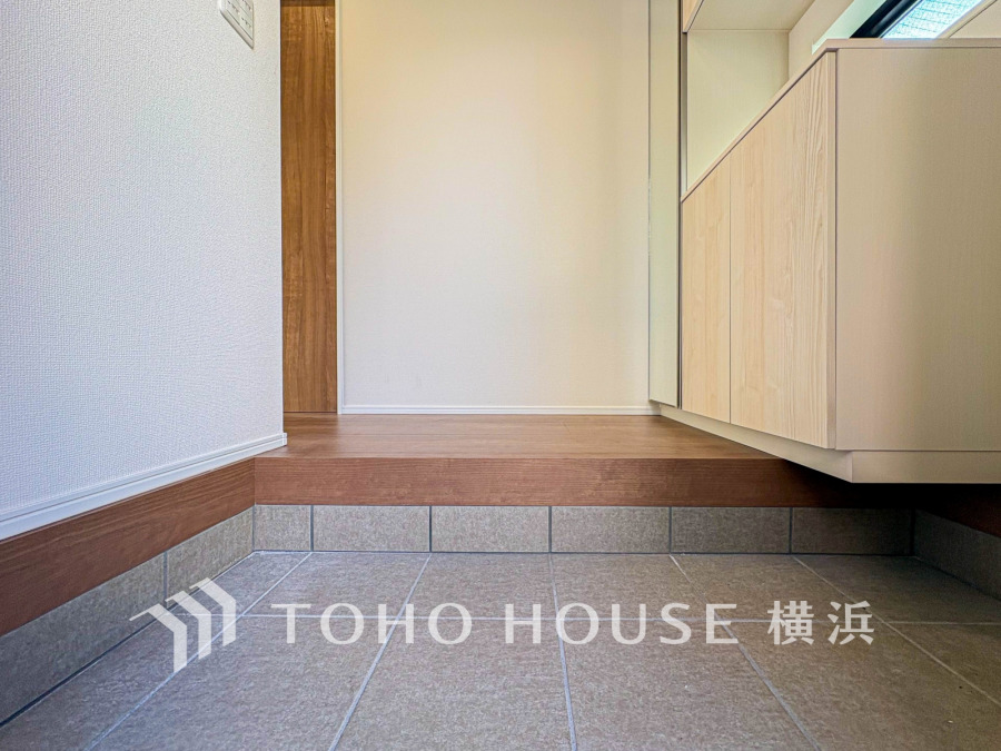 収納豊富な玄関スペース。落ち着いた色を基調としていて、上質感のある空間です。
