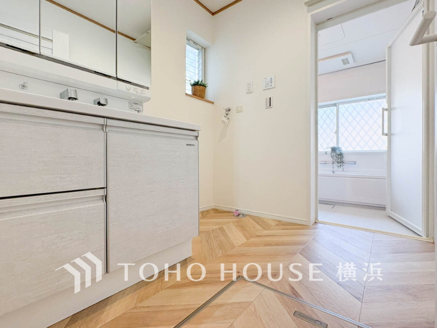 洗面台には三面鏡を採用。身だしなみを整えやすい事はもちろんですが、鏡の後ろに収納スペースを設ける事により、散らかりやすい洗面スペースをすっきりさせる事が出来るのも嬉しいですね。