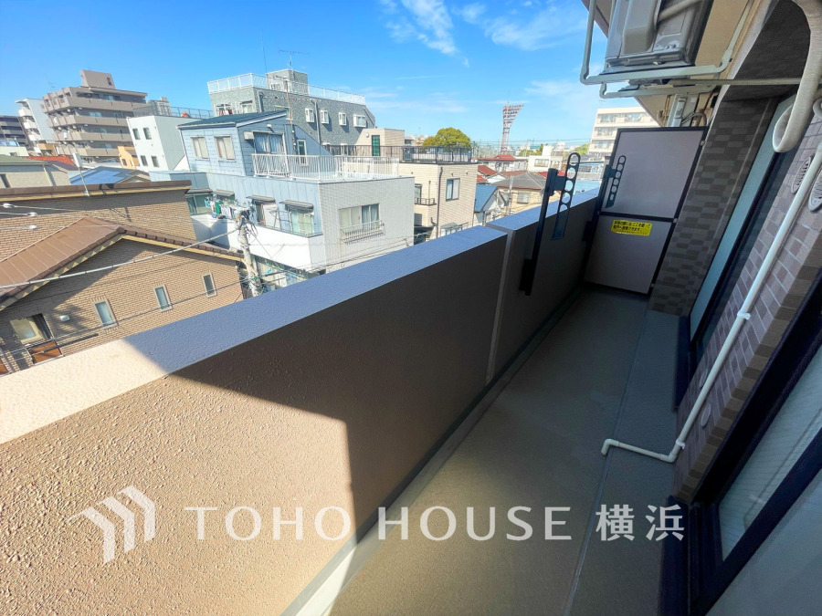 暮らしの中で光と風を演出してくれるバルコニー、見事なまでの開放的な空間を演出しながら、プライベート性も確保された空間は我が家の自慢。