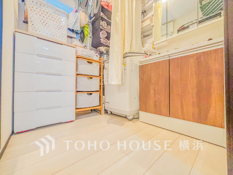 ご家族の1日が始まり、1日の終わりを締めくくる洗面空間。洗濯機を配置しても十分なスペースを確保した設計となっております。