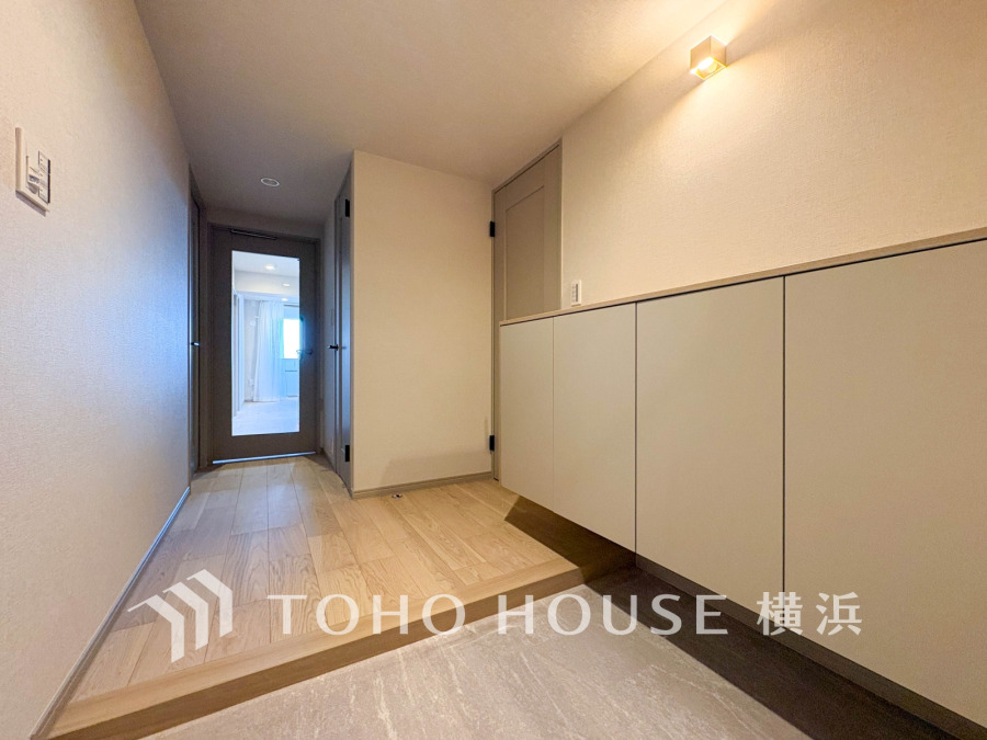 居住者の帰り、訪れる方を優しく迎え、やすらぎに満ちた生活空間を予感させる。健やかな暮らしを楽しめそう。