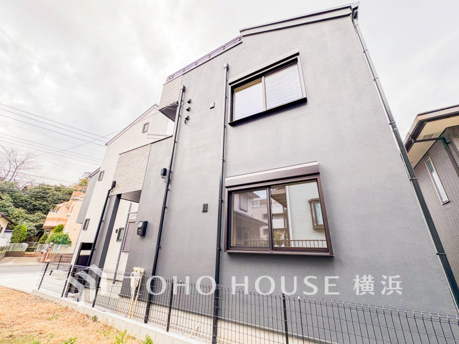 スタイリッシュな外観が魅力の新築一戸建て。落ち着いた色合いで周囲と調和し、快適な暮らしを実現します。