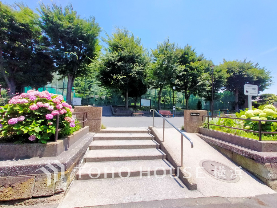 称名寺東公園まで　約600ｍ