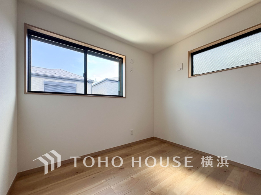 大きな窓からたっぷりと陽光が注がれる明るい空間。家族の成長に対応できる永住仕様の間取り。時を忘れて過ごす場所として過ごせるお部屋。