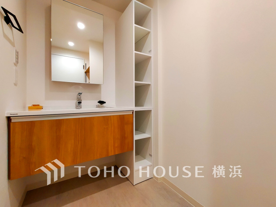 十分な大きさの洗面台は収納もさる事ながら、身だしなみチェックや歯磨きなど、朝の慌ただしい時間でもホテルライクなスペースで余裕とゆとりを感じて頂けます。