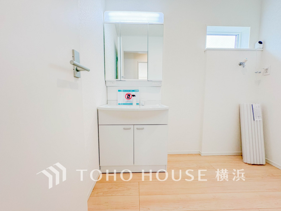 十分な大きさの洗面台は収納もさる事ながら、身だしなみチェックや歯磨きなど、朝の慌ただしい時間でもホテルライクなスペースで余裕とゆとりを感じて頂けます。