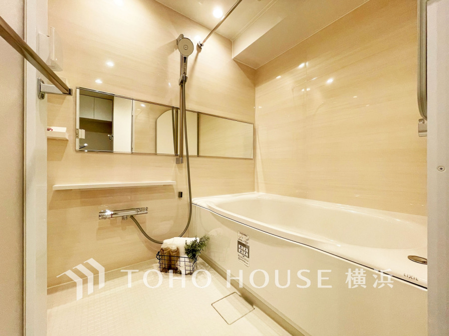 明るく清潔感のあるバスルームは、ゆったりとくつろげる広さと使いやすさを追求した設計です。