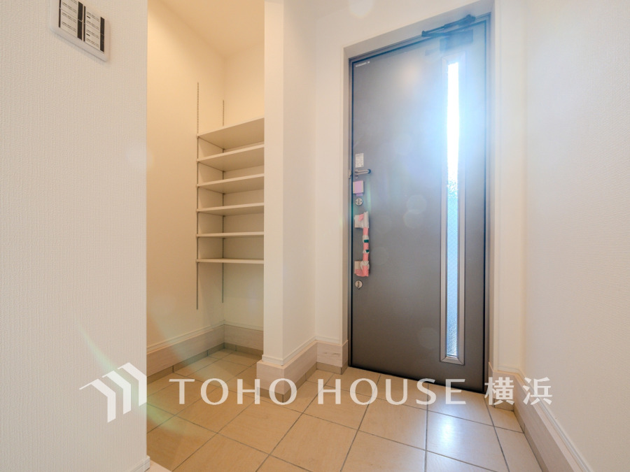 収納力の豊富なシューズインクローゼットを設置した玄関スペース。