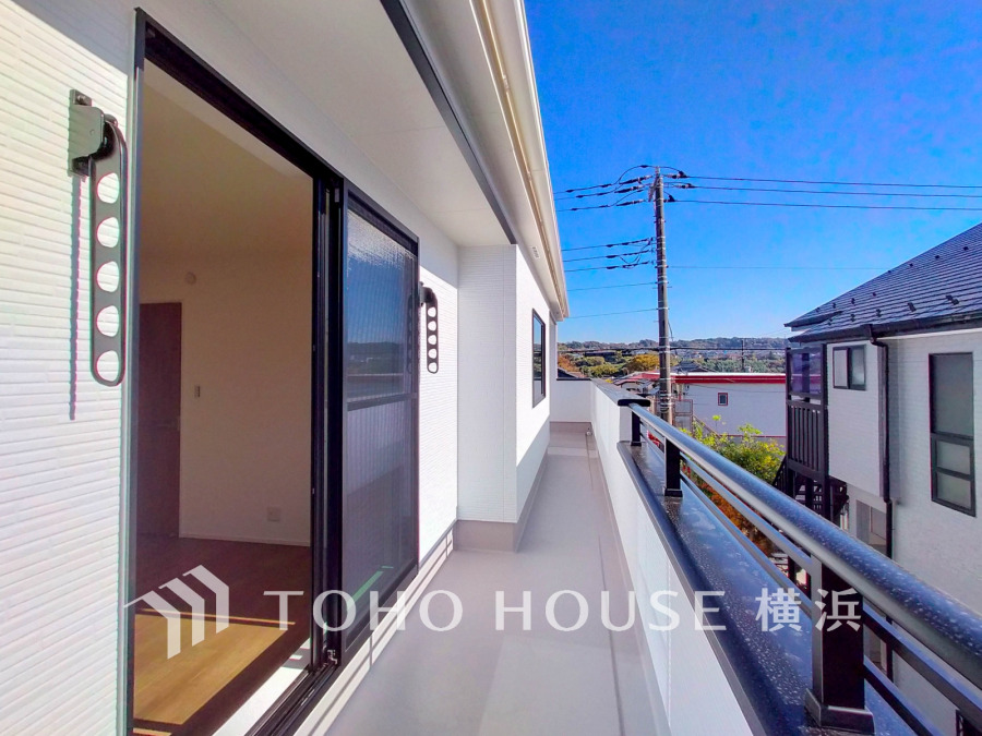 南向きで開放感のあるバルコニーです。日当りがよく、日照時間も長い為洗濯物も短時間で乾きそう。
