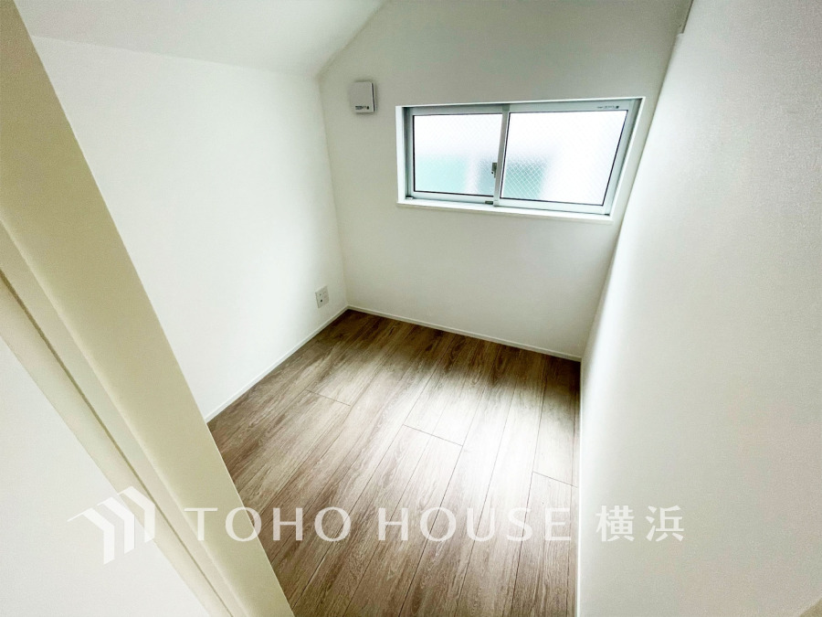 納戸として、または書斎やスタディスペースにもお使い頂けそうなBooth。落ち着きを感じられる空間は、ライフスタイルに合わせて自由に使える魅力的な空間です。