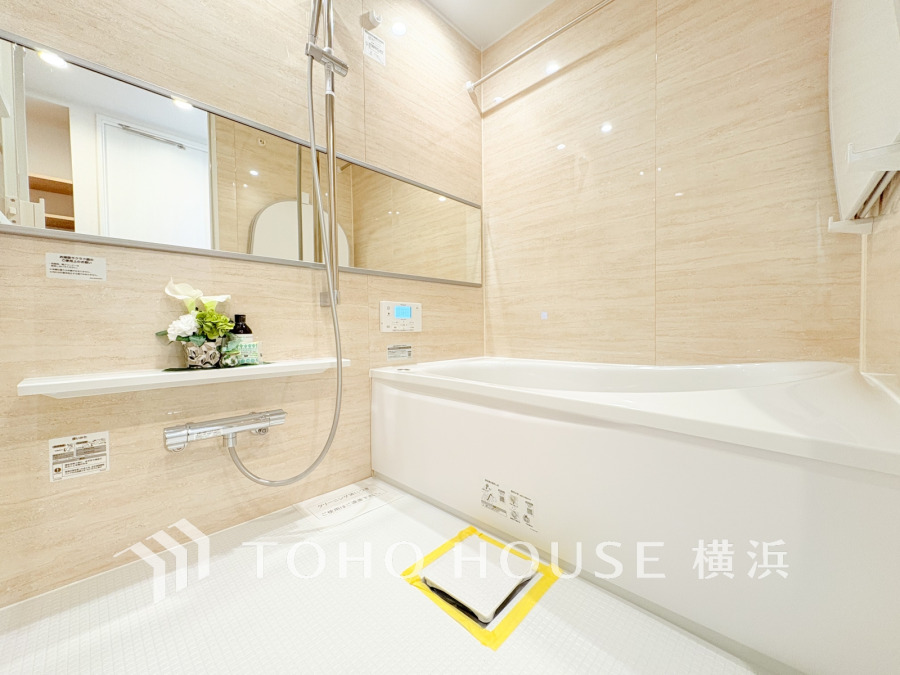 心地よいリラックスを叶える清潔感溢れる美しい空間。快適で機能的なバスルームです。
