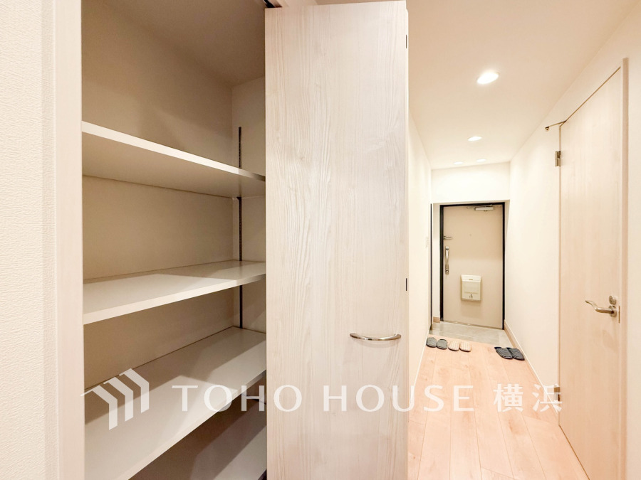 廊下スペースにも充実の収納スペースを完備。