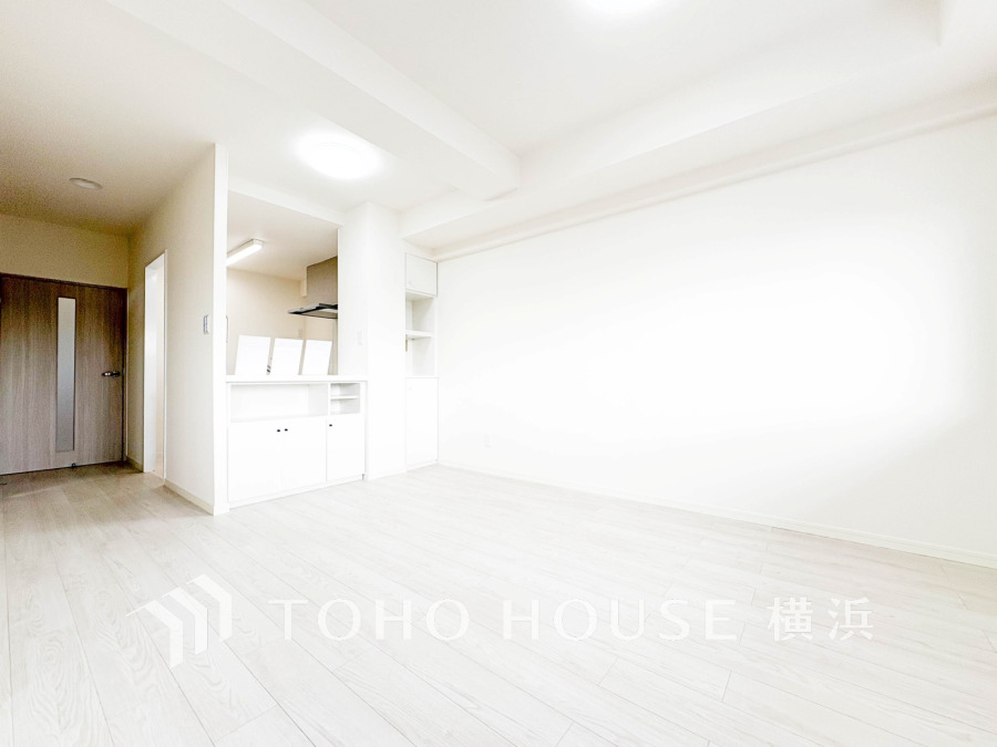 白を基調にした明るいリビング。キッチン横の収納棚が便利で、すっきり暮らせる住空間です。