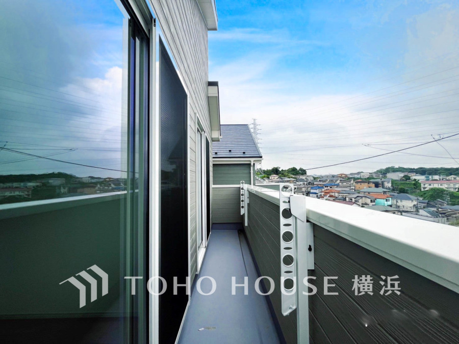 2部屋にまたがる広いバルコニーから、暮らしの中での光と風を演出してくれています。見事なまでの開放的な空間をお楽しみください。