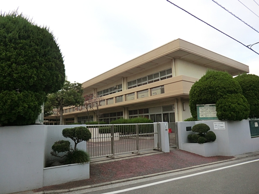 横浜市立西谷中学校　約1900ｍ
