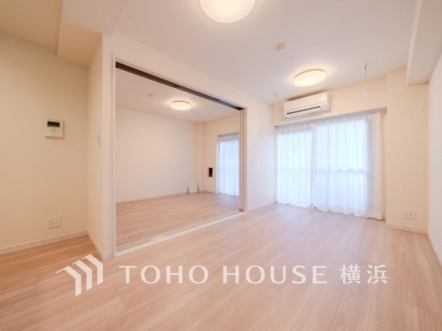 明るい自然光が入る対面キッチン。ご家族みんなで作業してもゆとりの空間。調理がしやすく余裕の広さ。LDKを見渡せるオープンな空間なので、家事をしながら会話も弾みます。