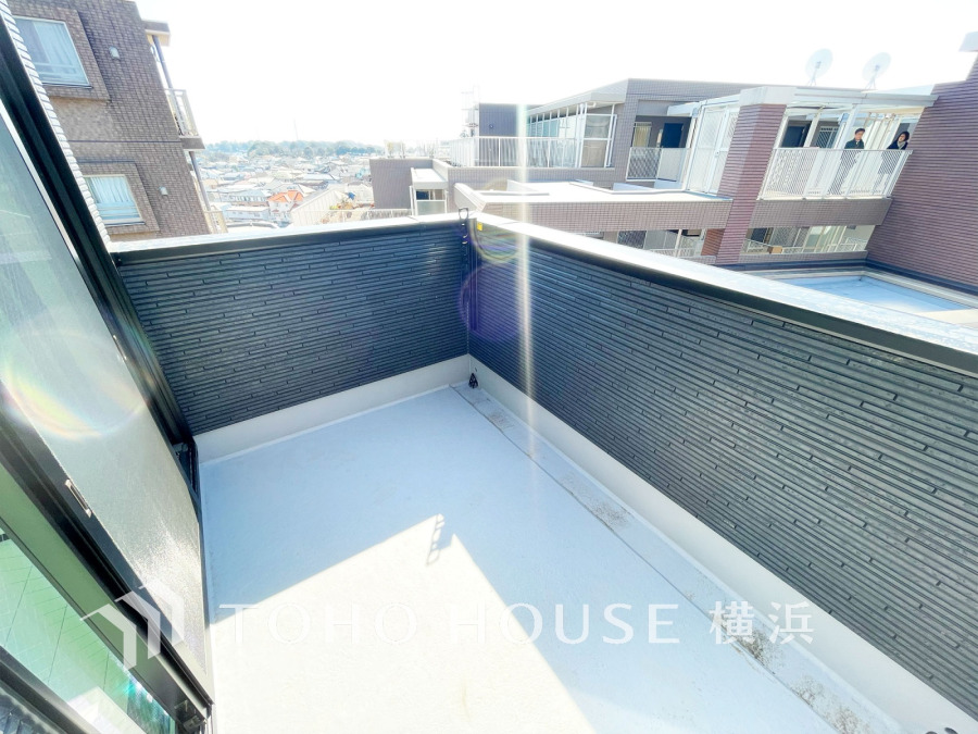 たっぷりの陽光が差し込むバルコニー。健やかな暮らしを守る太陽の恵みを存分に享受できます。爽やかな風と暖かな陽射しが紡ぐハーモニーが日々の暮らしのBGMになることでしょう。