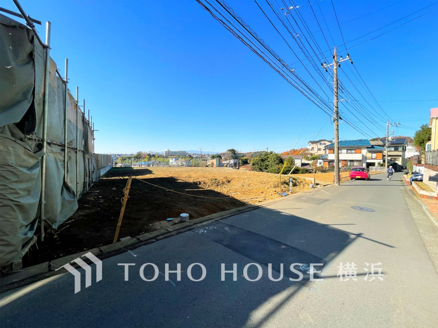 前面道路。周辺は低層住宅が立ち並ぶ穏やかな住環境です。