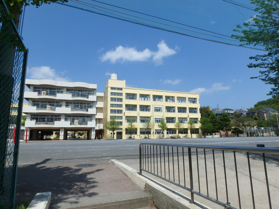 横浜市立駒林小学校…約700ｍ
