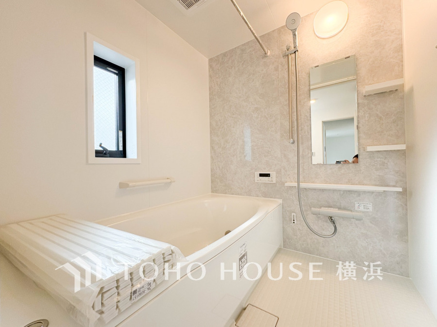 明るい色合いと上質な質感が美しいバスルーム。一日の疲れをさっぱりと洗い流し、寛ぎとリフレッシュのための大切な空間。