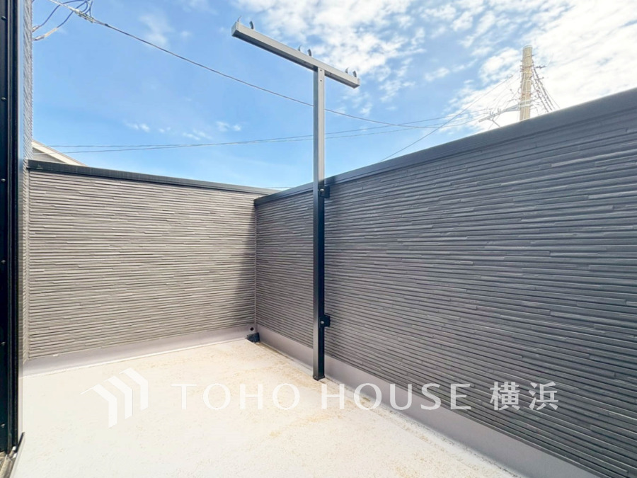 開放感があり、遮るものもなく気持ちのいい景色が広がります。お部屋にも爽やかな風と暖かく柔らかな日差しが差し込み、毎日の暮らしを豊かに彩ります。