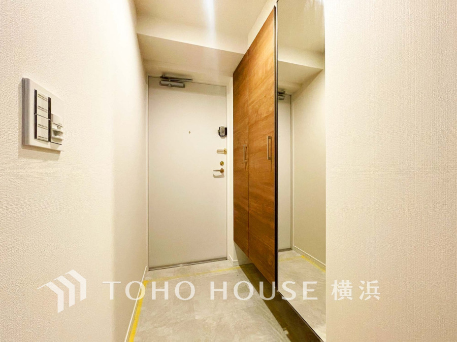 お客様をお迎えする玄関は落ち着いた雰囲気。帰り着くたびに洗練されたテイストの空間に迎えられ誇りと喜びを感じる玄関まわりです。 