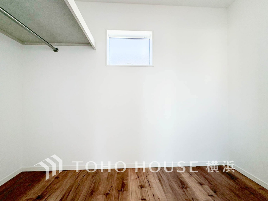 ひと目で収納物を確認できるウォークインクロゼットは、ゆとりの広さを備えた大型収納。数多くの衣類に加え、足元には引出しや衣装箱、シューズボックスなども収納することができます。