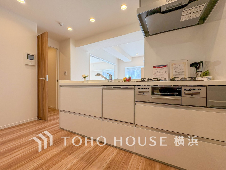 ご家族みんなで調理ができる位のスペースを実現したキッチン空間となっております。みんなで作った料理を召し上がりながらの会話は、どのような物になるのでしょうか。