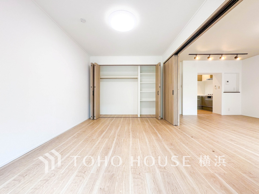 1日の疲れを癒し、心地よく寛げるようゆったりとした広さを確保しています。プライベートタイムをより優雅に穏やかに…。落ち着いた雰囲気を紡ぎます。