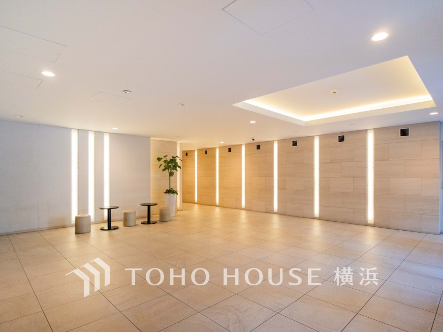 上品で清潔感があるエントランスは住人やゲストを迎え入れ、そして送り出す場にふさわしい上質な空間です。プライベート感が高まるシックな装いのエントランス。