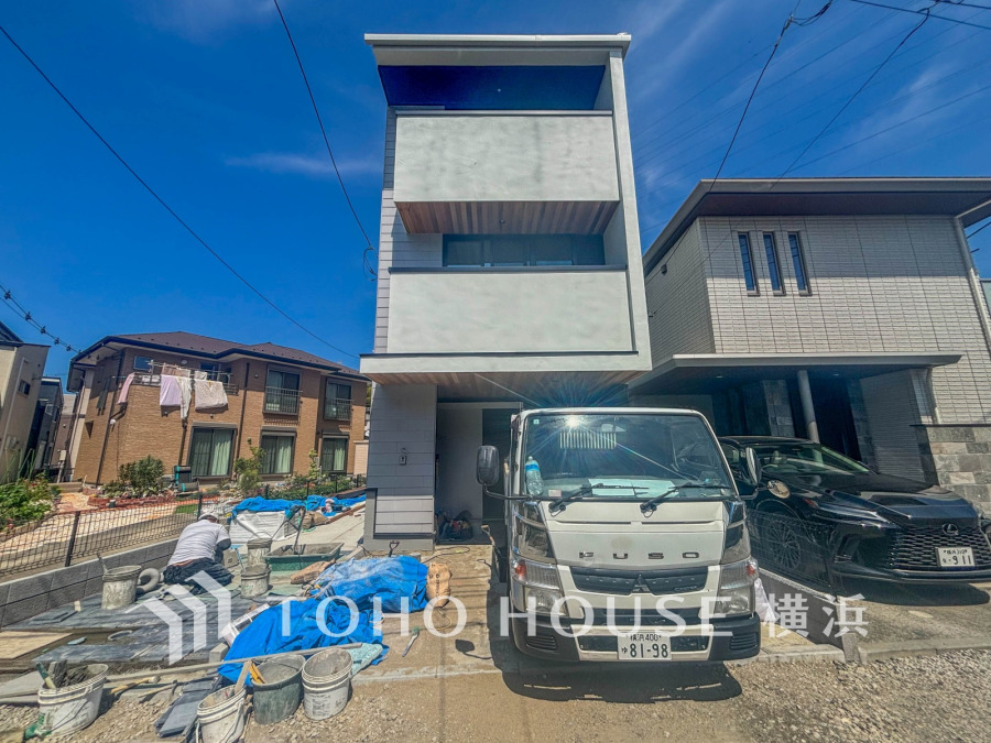 穏やかな風と陽光を導き、プライバシーに配慮された設計プランを採用し、居住性を一段と心地よいものにしています。周辺環境とのコラボレーションにより明るく開放的な空間を演出。
