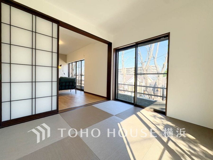 陽光が差し込む和室は、障子とリビングの繋がりで開放感あるくつろぎ空間を実現しています。