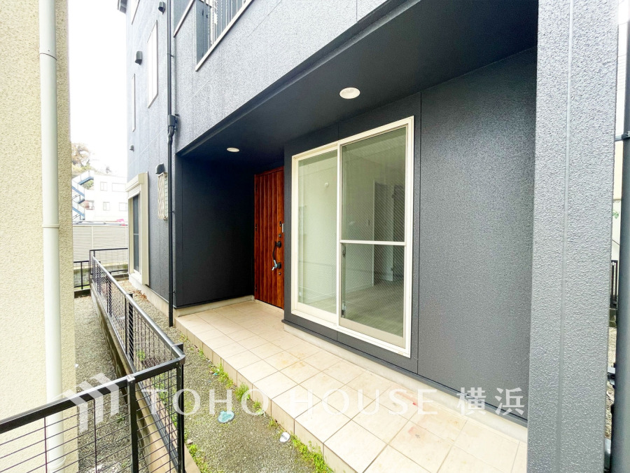 風を感じ青い空から太陽の恵みを感じる温もり溢れる佇まい。住む人を映し出す洗練された佇まいは、いつまでも輝き続けながらいつしか街の風景に溶け込んでいきます。