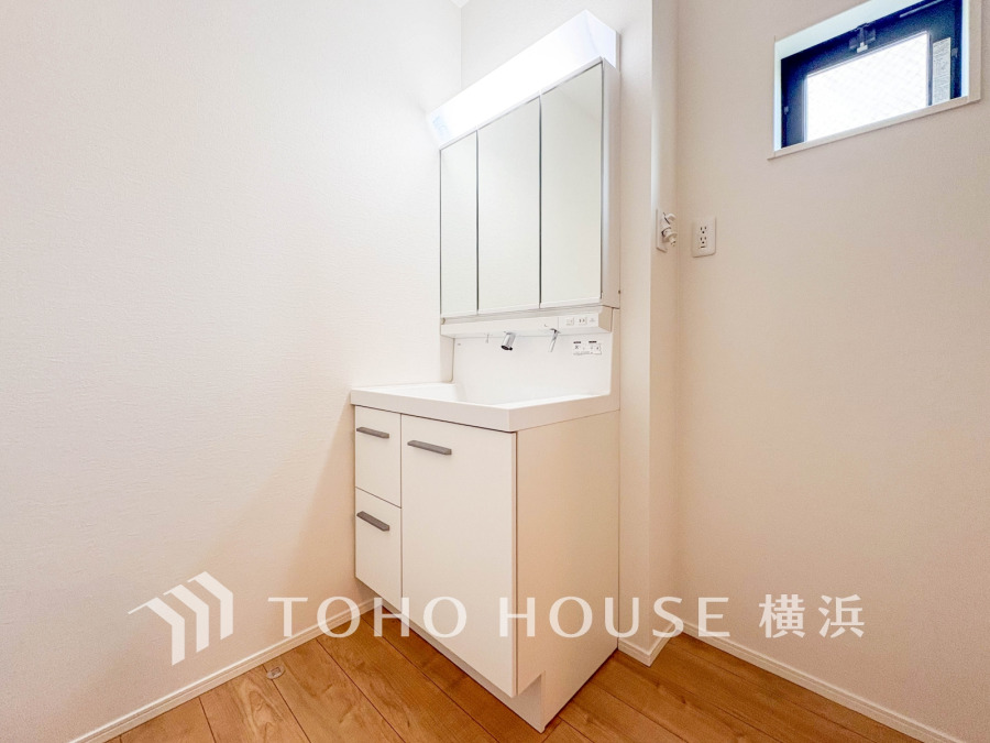 ご家族の1日が始まり、1日の終わりを締めくくる洗面空間。洗濯機を配置しても十分なスペースを確保した設計となっております。