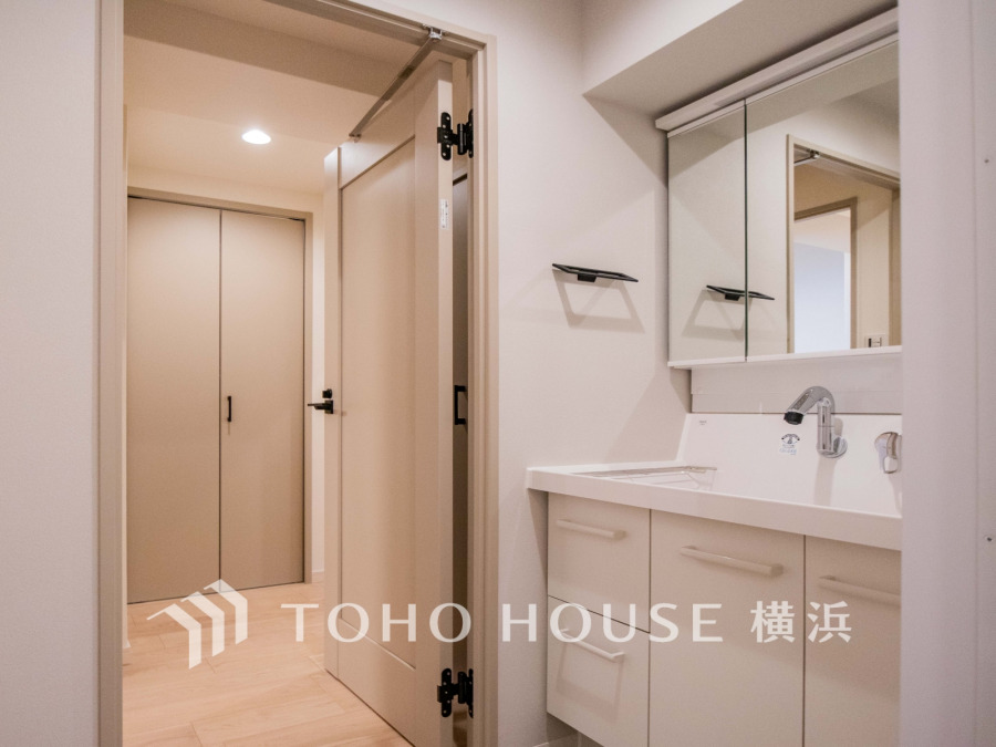 脱衣スペースを含む空間はゆとりの広さを設け、また洗面化粧台の鏡の後ろに収納スペースを設ける事により、散らかりやすい洗面スペースをスッキリ保てます。