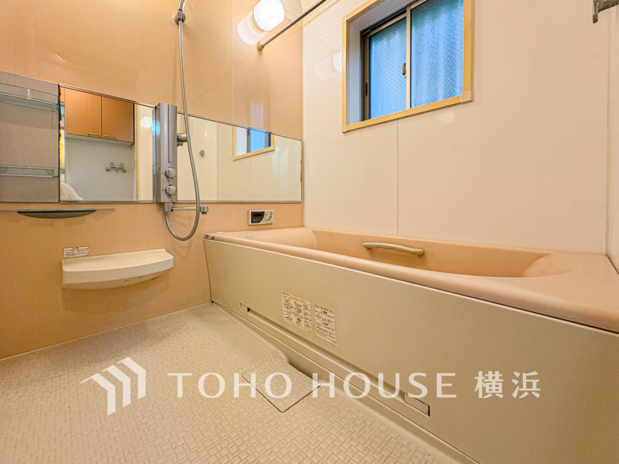 清潔感あふれるバスルームは、ゆったり入浴できる広々とした浴槽と換気窓付きで快適な空間です。