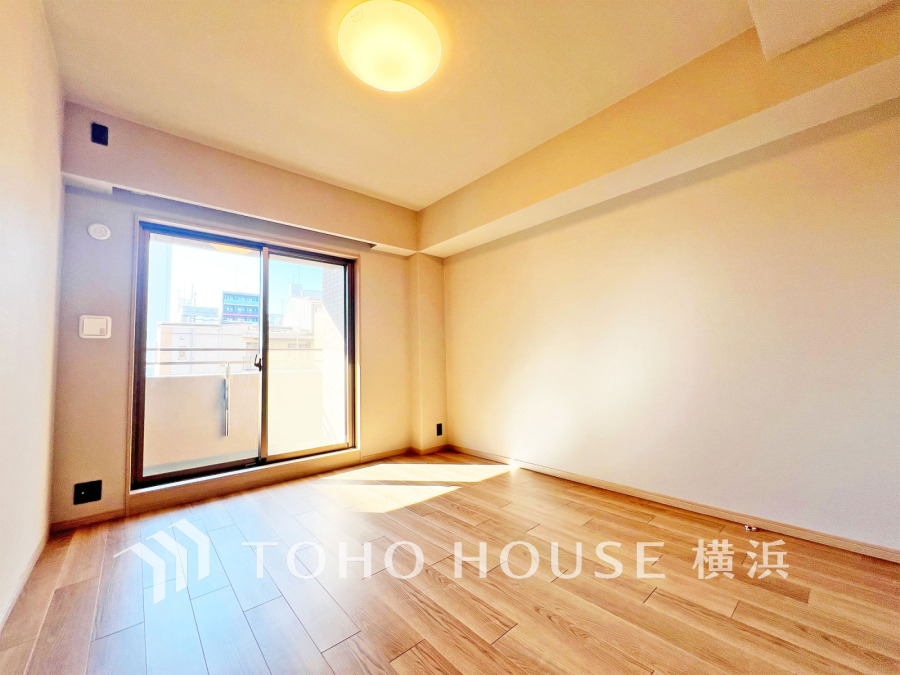 バルコニーに面した明るい洋室。穏やかな陽射しが、ゆったりとした寛ぎの時間を包みます。
