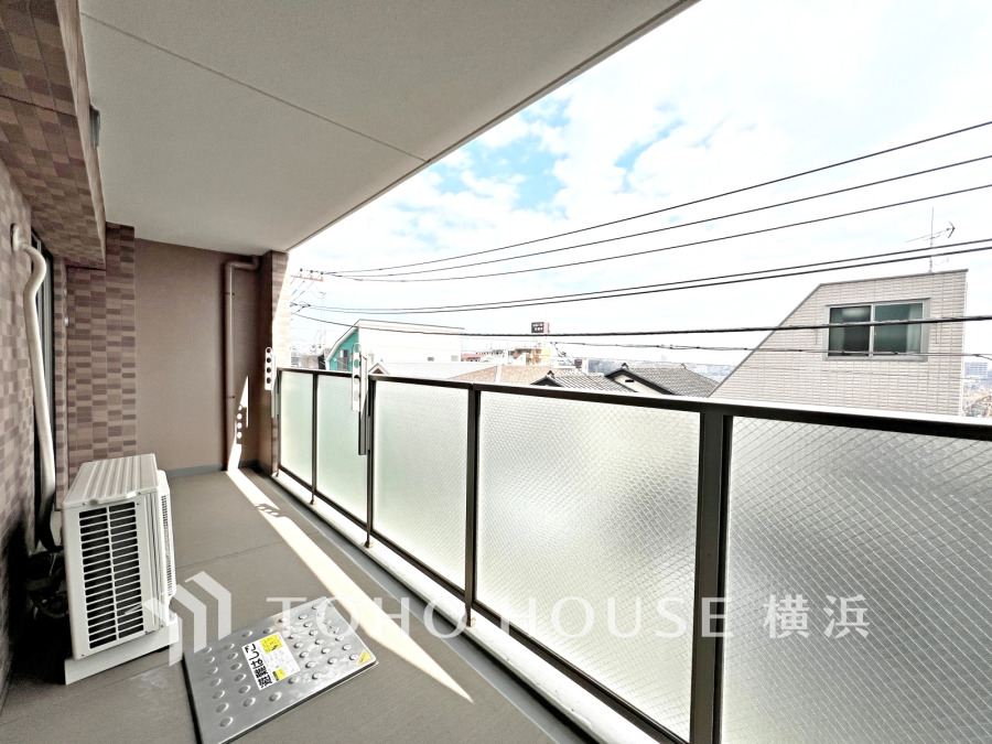 ずっと太陽を感じる事ができるのは、遮るものが視界に無いから。彼方に広がる風景が絵画のように広がります。