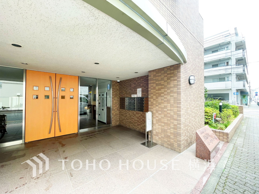 開放的なエクステリアも含めて美しくトータルにデザインされています。時間のゆとりと空間、爽やかな陽光がもたらす光と風を贅沢なまでに感じる暮らしが始まります。 