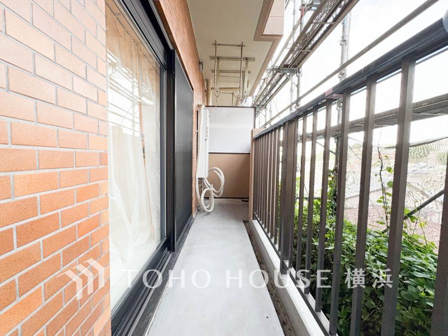 ずっと太陽を感じる事ができるのは、遮るものが視界に無いから。彼方に広がる風景が絵画のように広がります。