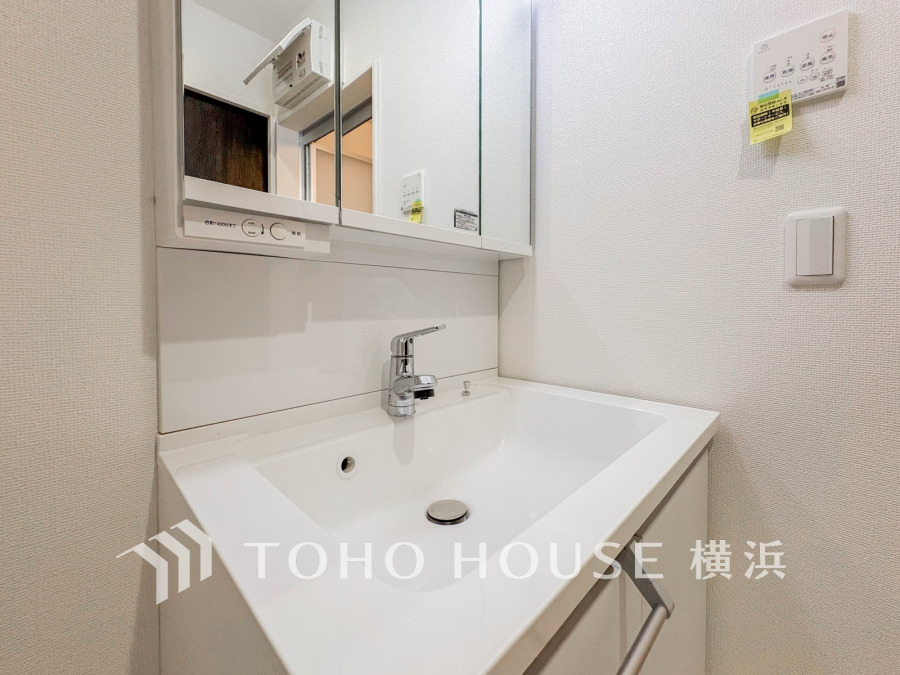 清潔感のあるプライベート空間は、身だしなみチェックや肌のお手入れに最適です。収納もあり、スッキリと見映えの良い空間に拵えました。時間に余裕とゆとりを持たせます。