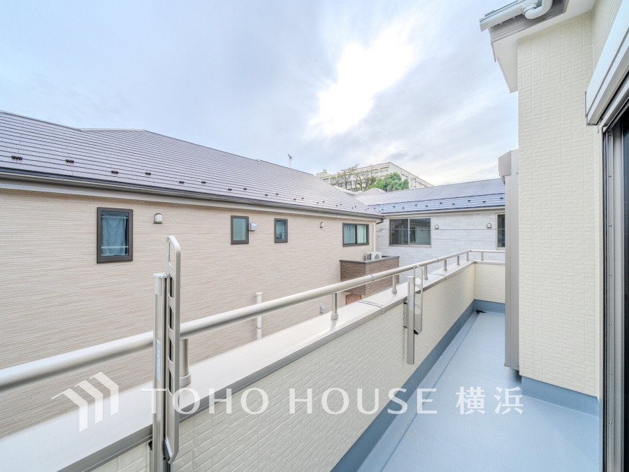 たっぷりの陽光が差し込む南向きのバルコニー。周辺には陽射しを遮る高い建物がなく、太陽の恵みを存分に享受できます。爽やかな風と暖かな陽射しが紡ぐハーモニーが日々の暮らしのBGMに。