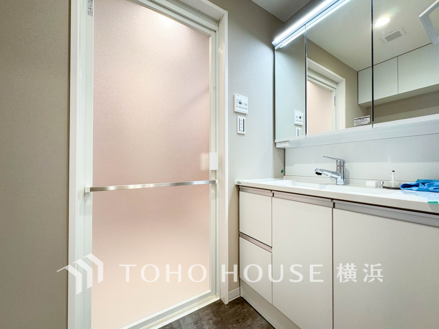 落ち着いた空間を演出するカラーと、ゆったり落ち着いてお使い頂ける広さが魅力のパウダールーム。居室からも独立しており、プライベート空間を保ちます。