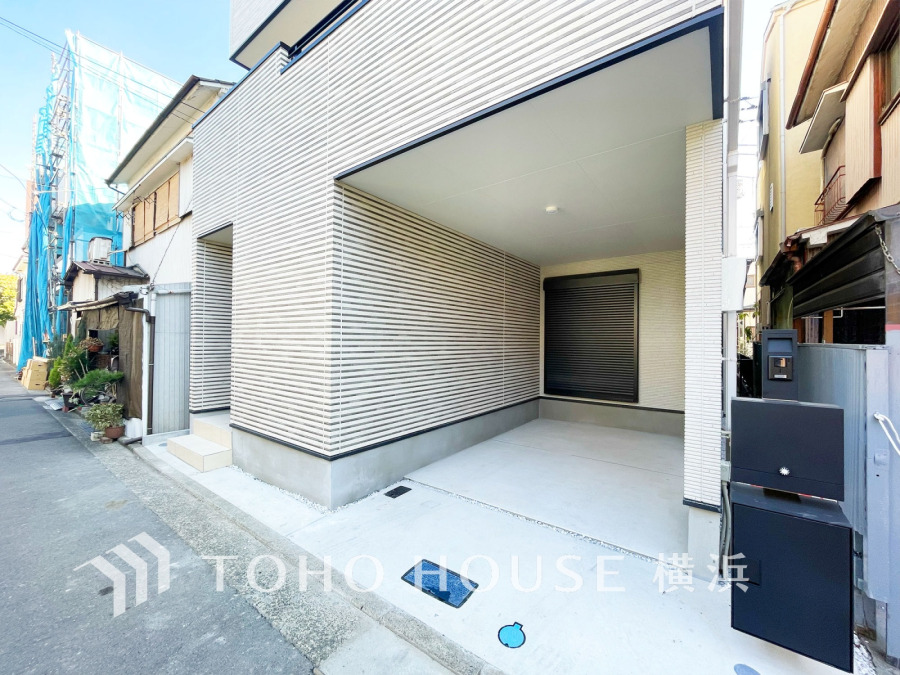 ビルトインガレージタイプのカースペース。お洒落なだけでなく、雨や風から愛車を守り、お車の乗り降りや荷物の積み下ろしもラクラク。眠ってしまったお子さまを抱いておうちに入りやすいのも魅力。