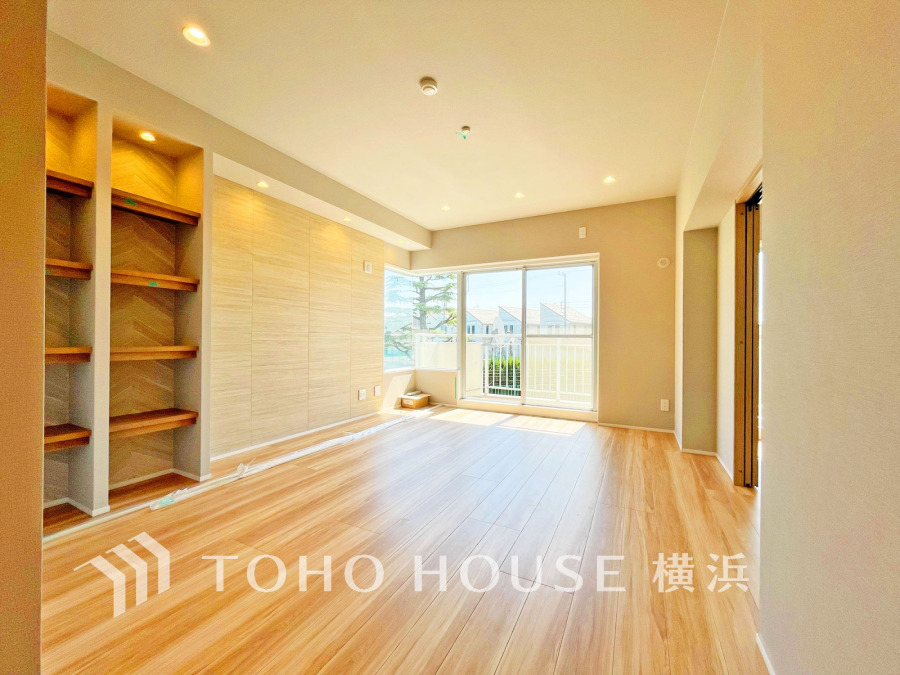 豊かな光が床材を照らしだすひと時、この場所には落ち着きと上質な空気感が流れます。ご家族やお友達との時間など、多くの時を刻む空間。何気なく過ぎる時でさえも上質なひと時となる快適な空間を目指して。