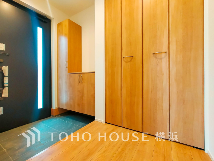 たっぷり収納できるシューズボックスと明るい玄関。清潔感ある木目調で温かみのある空間です。