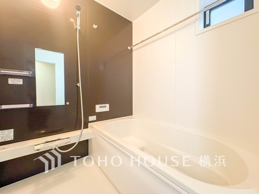 心地よいリラックスを叶える清潔感溢れる美しい空間。快適で機能的なバスルームです。
