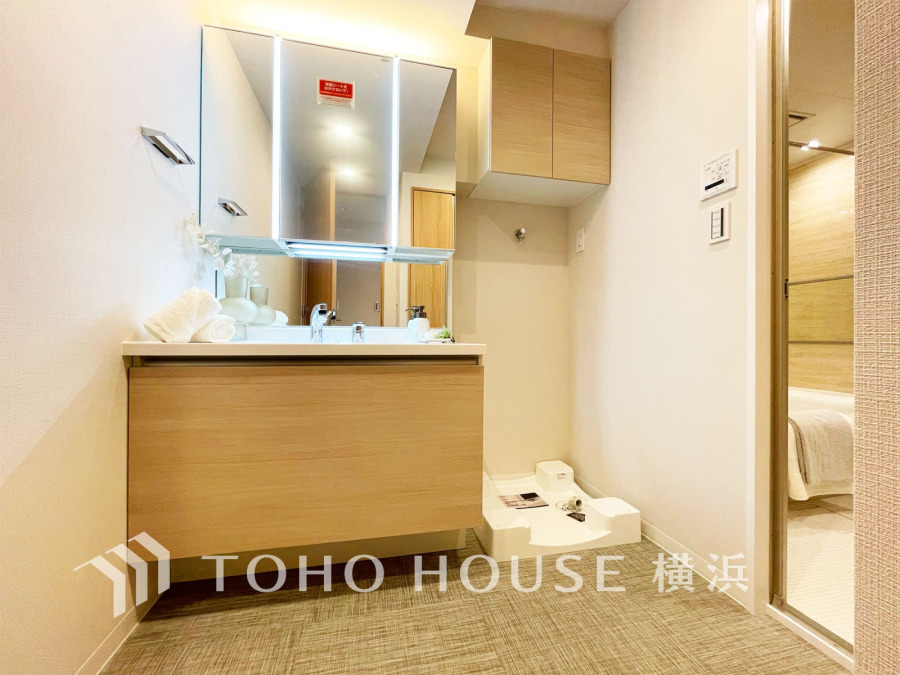 十分な大きさの洗面台は収納もさる事ながら、身だしなみチェックや歯磨きなど、朝の慌ただしい時間でもホテルライクなスペースで余裕とゆとりを感じて頂けます。