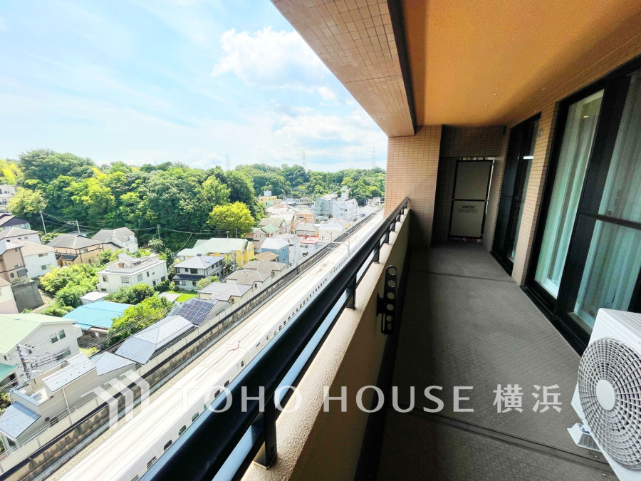 緑豊かな眺望が楽しめる広々としたバルコニー。南東向きで陽当たり良好です。
