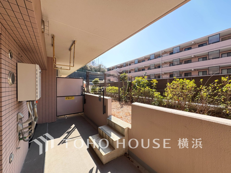 陽当たり良好な専用庭付きバルコニー。緑を感じながらゆったりとした時間を過ごせます。